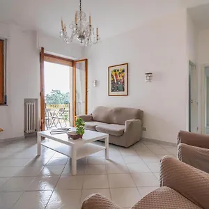Appartamento Comfy Flat Steps Away From Station!, Siena